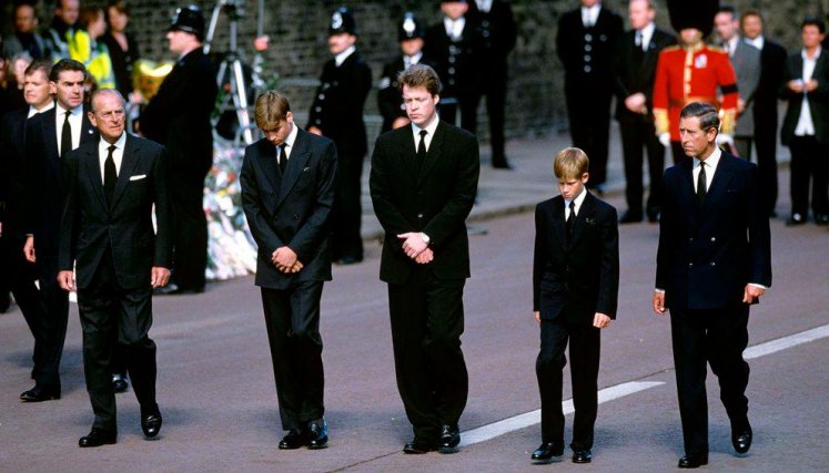 Cortesía 1957.- Isabel II lo nombra príncipe del Reino Unido. 1960.- Nace su hijo Andrés, duque de York. Isabel II acuerda que los descendientes de la familia real adopten el apellido Mountbatten-Windsor. 1964.- Nace su hijo Eduardo, conde de Wessex. 1967.- Su madre, Alicia, se muda al palacio de Buckingham para vivir con su hijo los dos últimos años de vida. 1972.- Celebra sus bodas de plata. 1988.- Emprende un viaje oficial a España junto a Isabel II y visitan Sevilla, Madrid, Barcelona y Mallorca. Septiembr