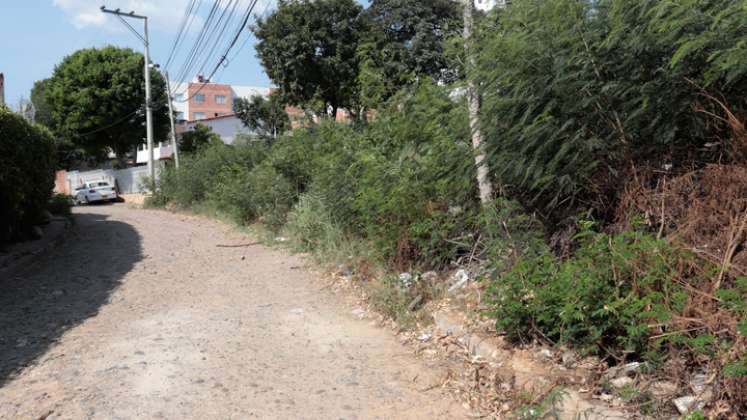 100 de los 400 metros de la calle no fueron pavimentados.