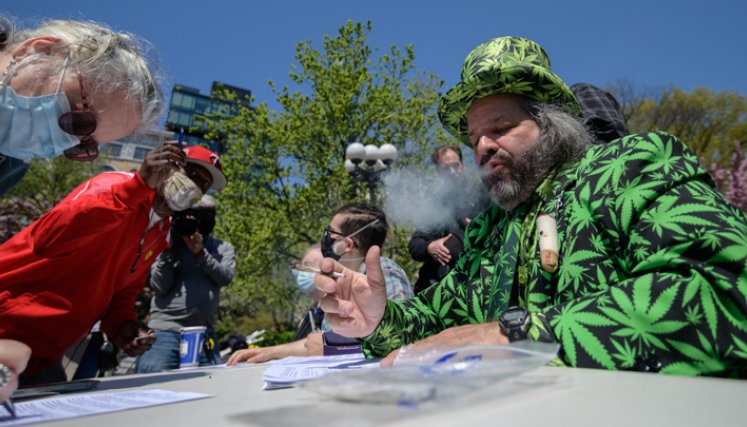 "Un porro por una vacuna": marihuana gratis para los neoyorquinos vacunados