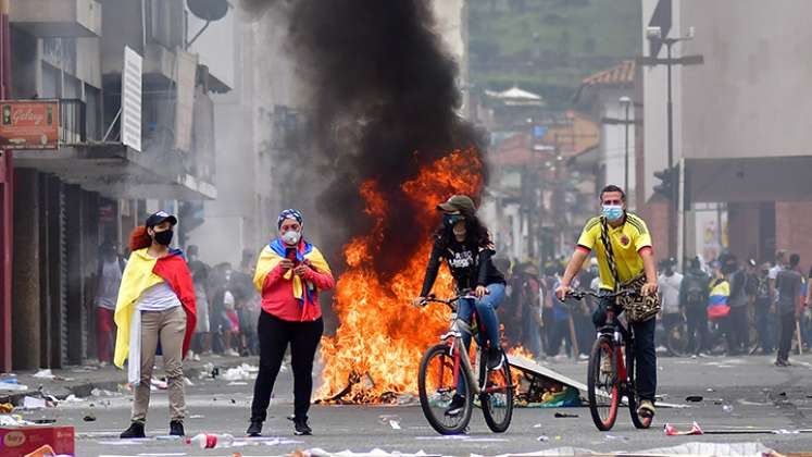 Grupos de jóvenes volvieron a protestar ayer contra la reforma tributaria.