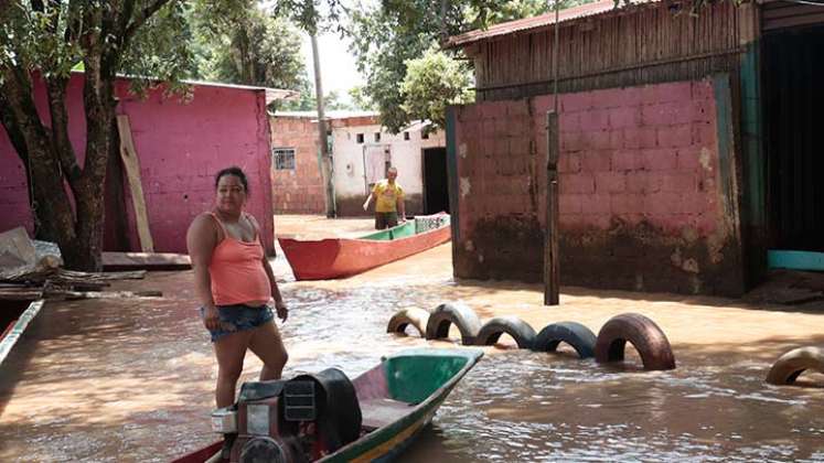 La creciente cubrió calles y viviendas del barrio La Isla./Foto Alfredo Estévez/La Opinión