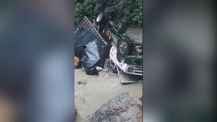 El hecho se registró en horas de la madrugada de este viernes, cuando el conductor del vehículo cayó en un megahueco que hay en el puente de Siravita y perdió el control del mismo. / Foto: Captura de video