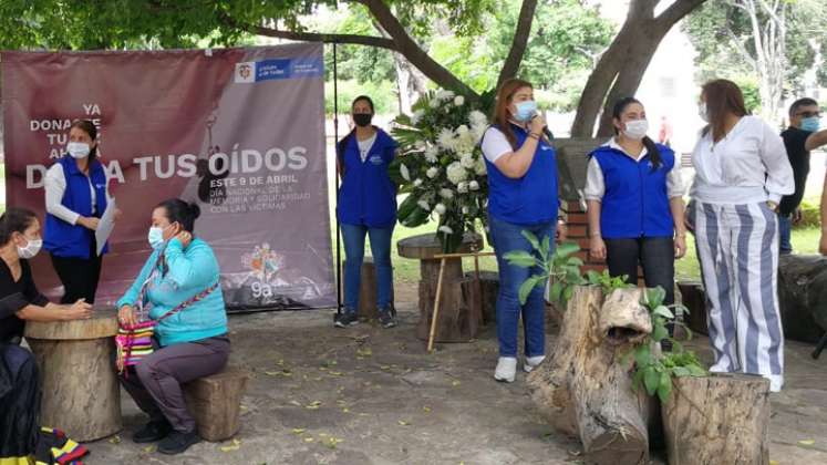 Como parte de la conmemoración del Día Nacional de la Memoria y Solidaridad con las Víctimas del Conflicto, el acto central se organizó en el parque Colón de Cúcuta, con participación de representantes de la Mesa de Participación de Víctimas y del sector privado que se vincularon con la campaña ‘Dona tu voz, dona tus oídos’. / Foto: José Luis Daza