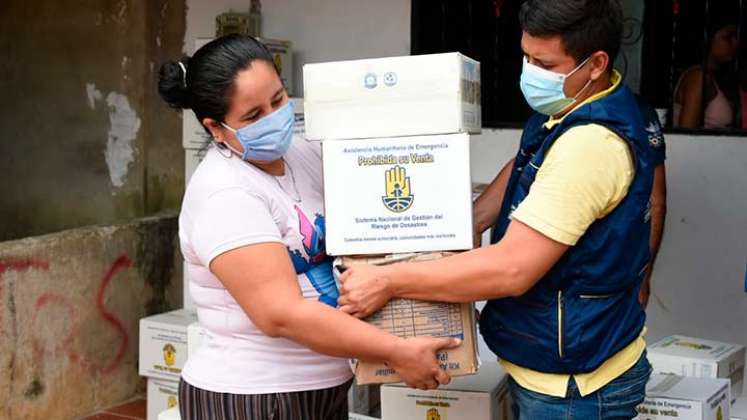 Entrega de ayudas alimentarias a las familias del barrio La Isla./Foto Cortesía