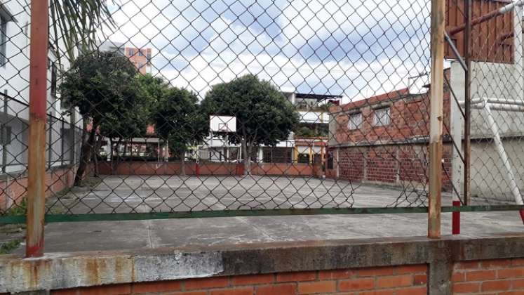 El deteriorado estado del polideportivo se ha convertido en un problema para los más jóvenes que disfrutan del escenario. /Cortesía /La Opinión