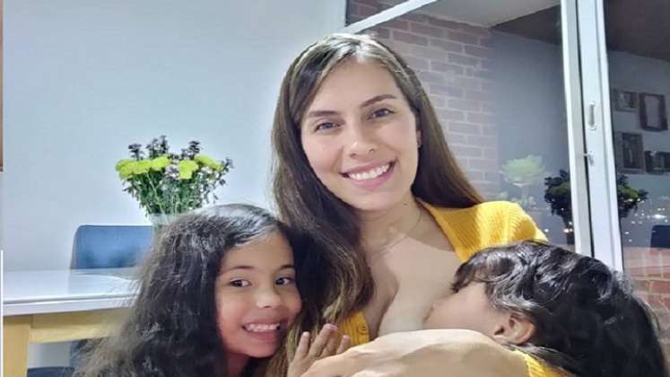 Angélica junto a sus dos hijas enseñando una gran sonrisa por la vocación de ser madre