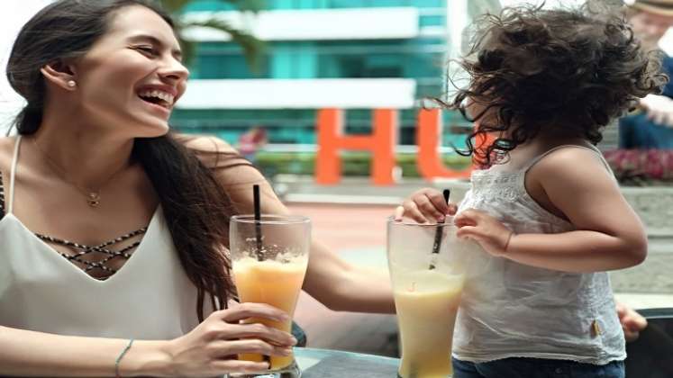 Angélica con su hija tomando un jugo en el PUB del ventura