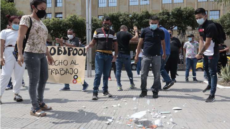 Los dueños y trabajadores de los bares de Cúcuta una vez más salieron a protestar, este lunes,  para exigir equidad en la implementación de las medidas, porque no quieren seguir “pagando los platos rotos” ante el aumento de los casos. Durante la manifestación, en el parque Santander, rompieron algunos platos. / Foto: Alfredo Estévez