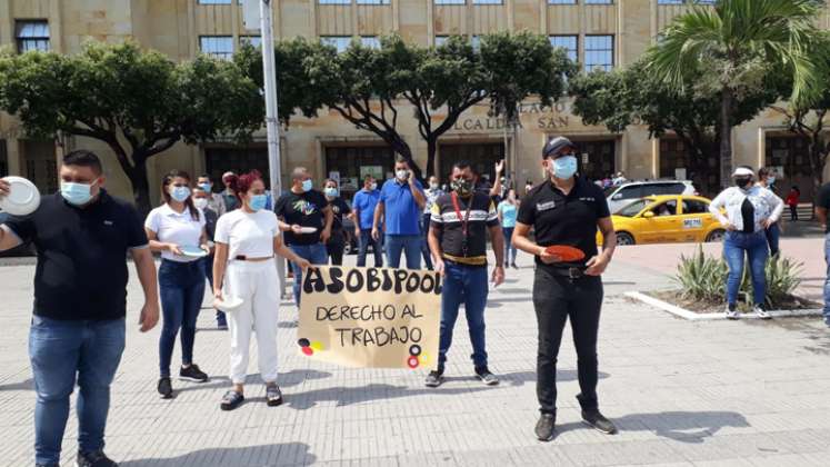 Los dueños y trabajadores de los bares de Cúcuta una vez más salieron a protestar, este lunes,  para exigir equidad en la implementación de las medidas, porque no quieren seguir “pagando los platos rotos” ante el aumento de los casos. Durante la manifestación, en el parque Santander, rompieron algunos platos. / Foto: Alfredo Estévez