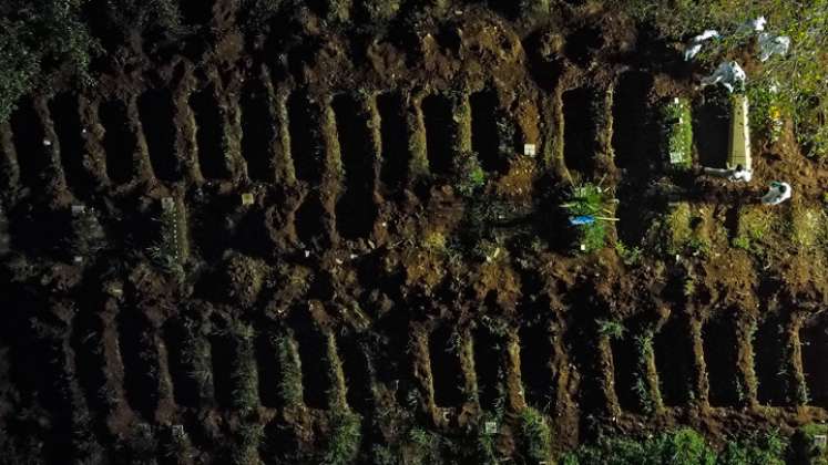 Esta vista aérea del cementerio de Vila Formosa, en Sao Paulo, muestra la difícil situación que vive Brasil por la COVID-19, que cerró con diferencia el mes más letal de la pandemia: más de 66.000 muertos registrados en marzo. Con el aumento de pacientes que desbordan los hospitales, los médicos se ven obligados a tomar decisiones angustiosas sobre a quién brindar cuidados que salvan vidas. / Foto: AFP