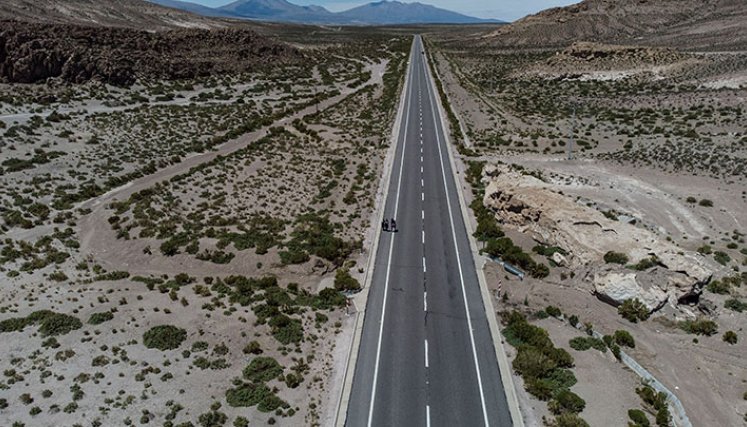 Extensas caminatas, bajo las más difíciles condiciones, deben soportar los migrantes para cruzar la región fronteriza.