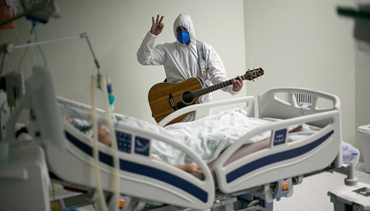 En Belén de Pará (Brasil) se recurre a la música como parte de la terapia para aliviar a las víctimas de la pandemia./Foto Afp