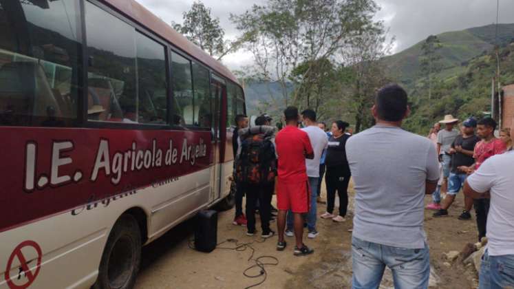 Tras el desplazamiento de cerca 55 familias de la vereda La Ceiba de Argelia, Cauca, por los fuertes enfrentamientos entre miembros del Ejército y disidentes de la estructura Carlos Patiño de las Farc, las autoridades activaron un plan de contingencia. / Foto: Colprensa