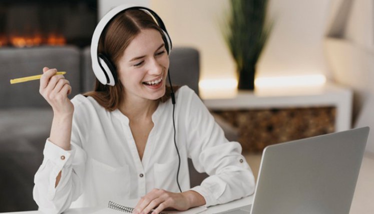 Educación virtual Entre los atributos que más se destacan en los modelos de e-learning es que no existen limitaciones físicas para la inscripción de estudiantes, se pueden matricular un gran número. / Foto: Freepik