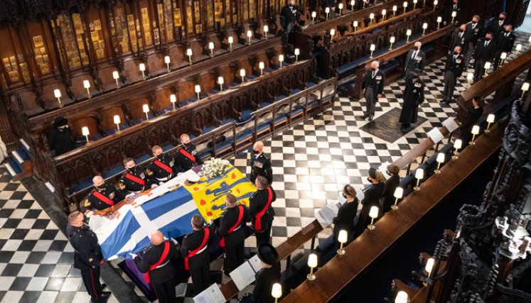 El acto comenzó con un minuto de silencio antes del oficio religioso en San Jorge, la capilla gótica del siglo XV situada en el casi milenario castillo de Windsor, unos 50 km al oeste de Londres. / Foto: AFP