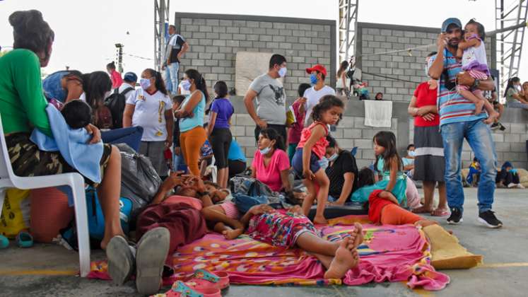 Los enfrentamientos han provocado el desplazamiento de más de 5.000 personas hacia territorio colombiano. / Foto: AFP