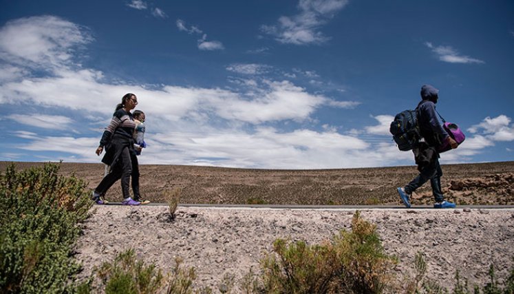 Muy poca ayuda reciben los caminantes durante las duras jornadas que emprenden. / Foto AFP