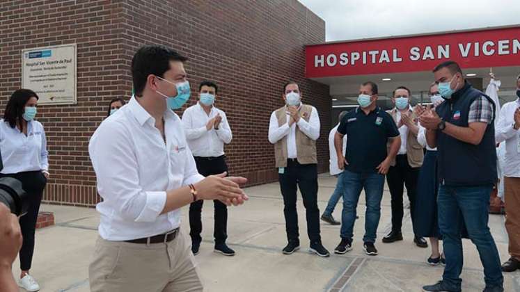 El contralor general de la nación, Felipe Córdoba, en una inspección al hospital San Vicente de Paúl de Gramalote./Foto Alfredo Estévez/La Opinión