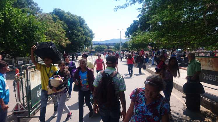 Dos familias venezolanas cuyas madres pilares migraron de Colombia, dejaron su pasado atrás y reiniciaron su vida. Hoy sus dolientes buscan sus raíces colombianas. / Foto: Rafael Sulbarán