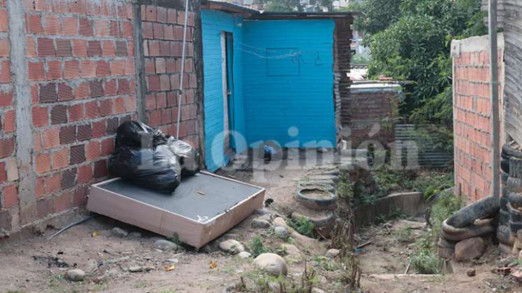 En este punto de la parte trasera de la vivienda, ocurrió el hallazgo del cadáver.