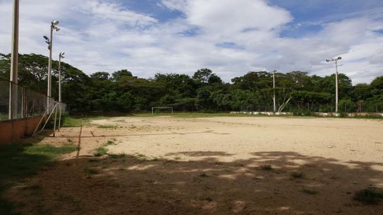 La comunidad espera el mantenimiento de la cancha de tierra. / Foto Juan Pablo Cohen / La Opinión.