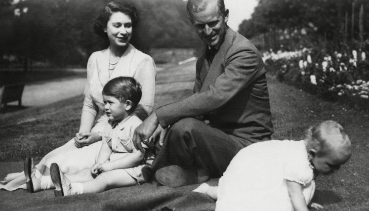 1934.- Después de un año en Alemania, regresa al Reino Unido para formarse en el estricto internado escocés Gordonstoun. Más adelante, conoce en una boda a su futura esposa, la entonces princesa Isabel.  1937.- Muere su hermana Cecilia, princesa de Grecia y Dinamarca, y otros miembros de la familia en un accidente de aviación.  1940.- Sirve para la Marina británica durante la Segunda Guerra Mundial, en el Mediterráneo y el Pacífico.