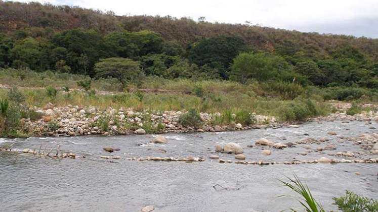 Aguas arriba de la bocatoma se están empleando explosivos para construir un puente./Foto Archivo