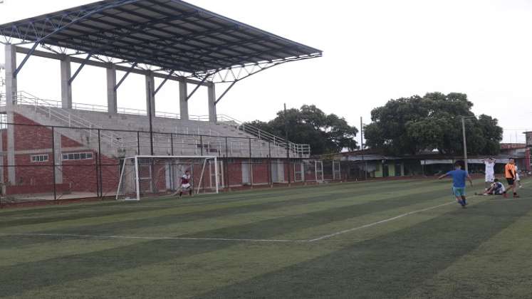 En 2018, un lote invadido por el monte se convirtió en una imponente cancha sintética a la que acuden diferentes personas de la ciudad. / Fotos Luis Alfredo Estévez / La Opinión.