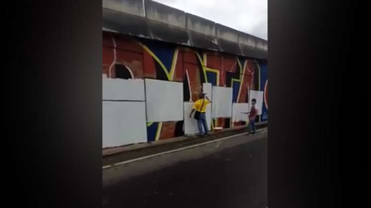 Un grupo de personas tapó el mural de los jóvenes realizado en el puente de San Mateo./Foto: tomada de internet