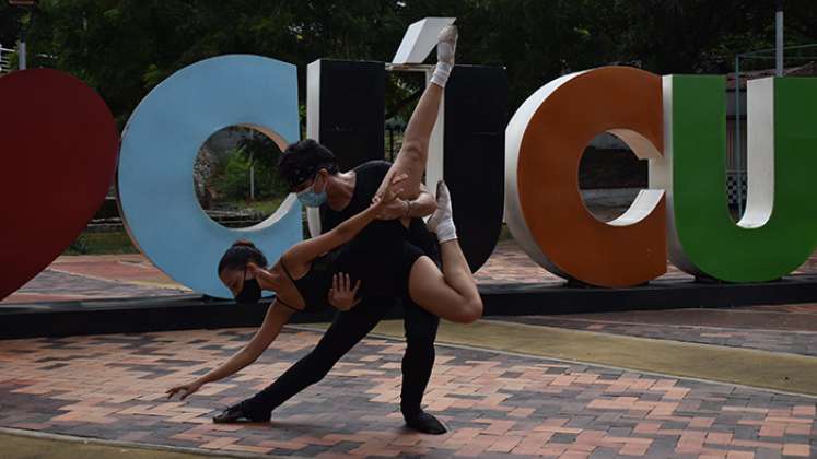 El ballet es una danza clásica que ejecutan los bailarines sobre un escenario siguiendo un argumento