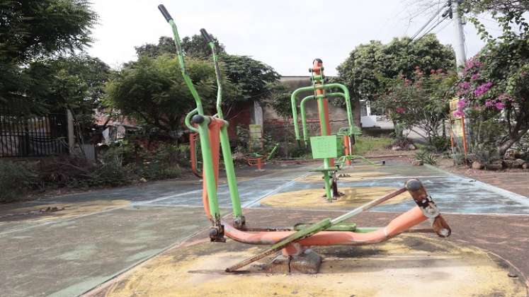 Las atracciones del parque biosaludable se han deteriorado con los años./ La Opinión 