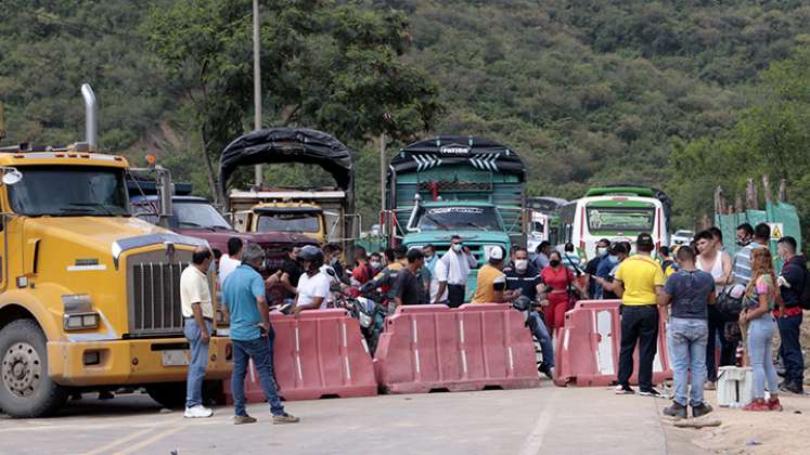 Los cierres viales se han sentido en las ‘goteras’ de la ciudad, como el Anillo Vial Occidental. / Foto Alfredo Estévez/ La Opinió