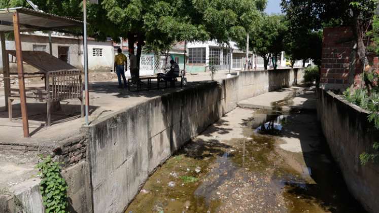 El canal de aguas es el refugio de los consumidores de estupefacientes.