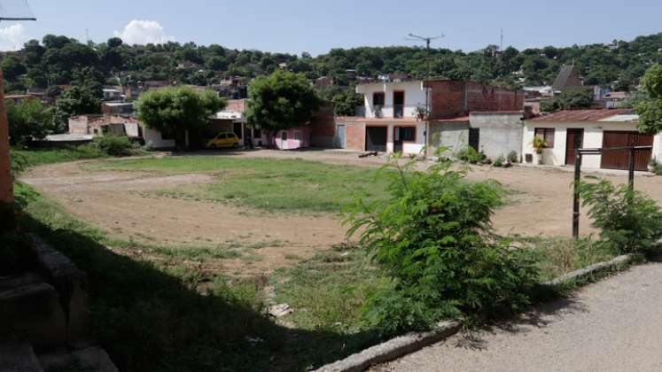 Las canchas están cubiertas por maleza.