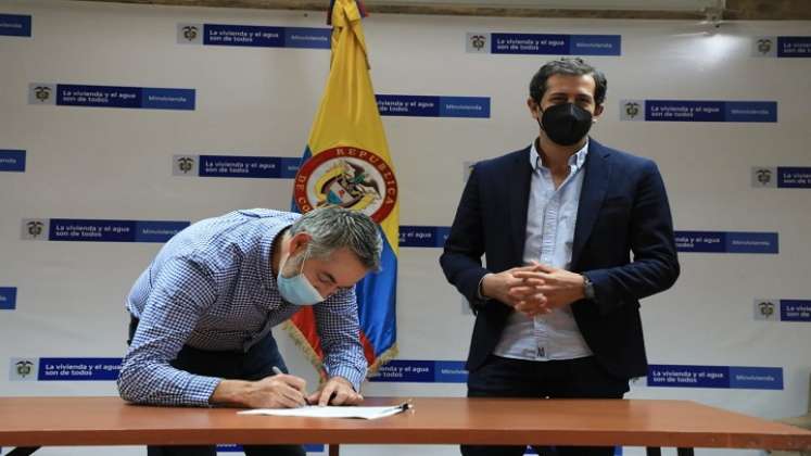 El gerente de Empopamplona, Klaus Faber, y el viceministro de Agua, Jorge Luis Acero, en el acto de suscripción del convenio. /Foto: Foto Cortesía