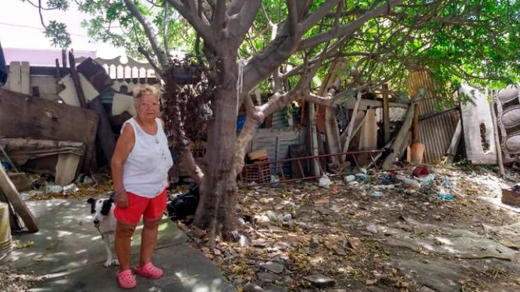 María Isidra Vera, de 72 años de edad, es acompañada en su vejez por cuatro perros como guardianes. 