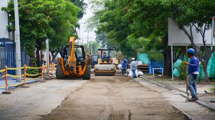 Aguas Kpital avanza con la reposición de tubería y al mismo tiempo con la pavimentación de calles paralelas al canal Bogotá. Foto Cortesía