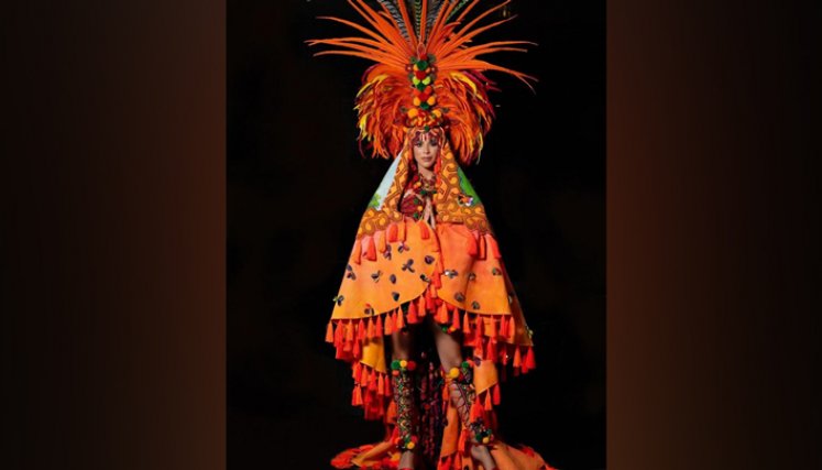 Se cumple desfile de las candidatas de Miss Universo en traje típico nacional 
