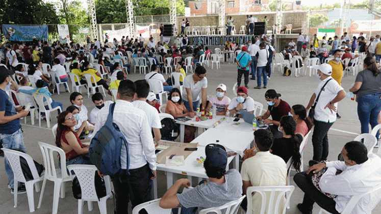 Aspecto del cabildo abierto cumplido el viernes en El Zulia, con presencia de 1.000 delegados de las organizaciones que apoyan el paro. / Foto Alfredo Estévez/ La Opinión