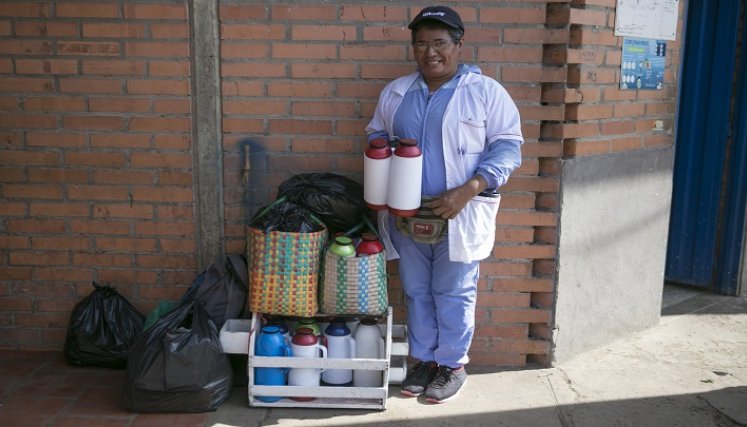 Osiris con su actitud positiva y de lucha le ha permitido tener fuerzas para continuar trabajando día a día. /Fotos: Juan Pablo Cohen/La Opinión.