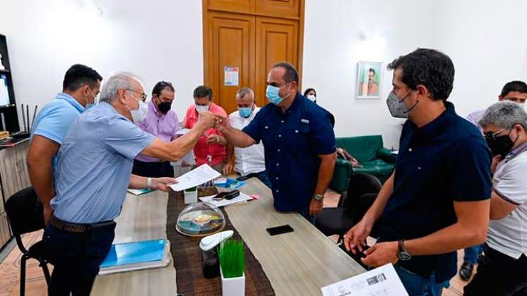 El alcalde Jairo Yáñez y el director de Cormonor, Gregorio Angarita celebran el pacto para despegar ell proyecto de las PTAR de cúcuta./Foto Cortesía