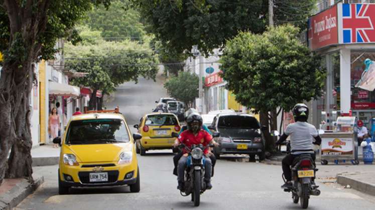 Habitantes manifiestan que las calles son muy angostas y los autos se parquean en ellas.