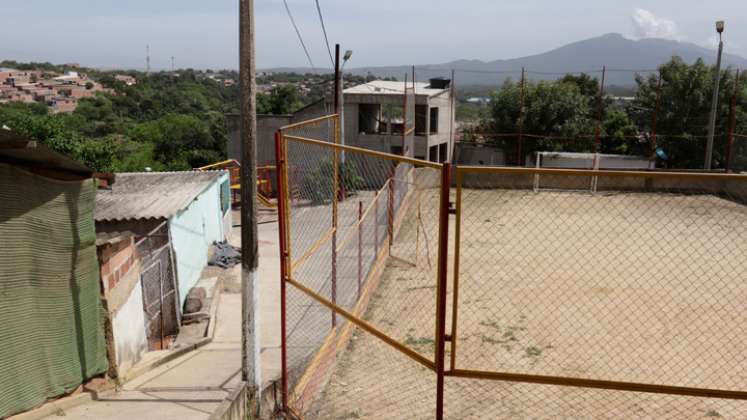 La cancha sirve de lugar para encuentros comunales.