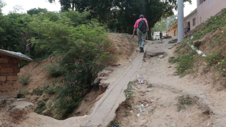 Vecinos exponen que el agua ha filtrado y destruido las calles.