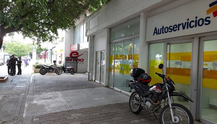 Las cámaras de seguridad del banco, así como las cámaras de vigilancia de la zona, serán fundamentales para tratar de hallar los ladrones, quienes abrieron un hueco en la pared para sacar el dinero de la máquina. / Foto: La Opinión 