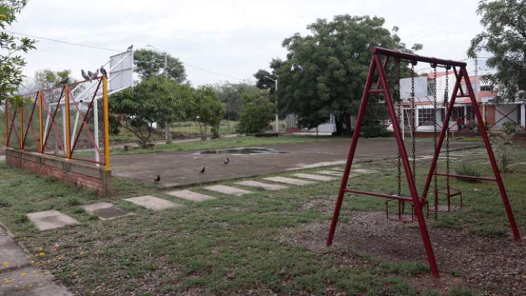 Habitantes reutilizaron arcos y columpios de otros barrios.