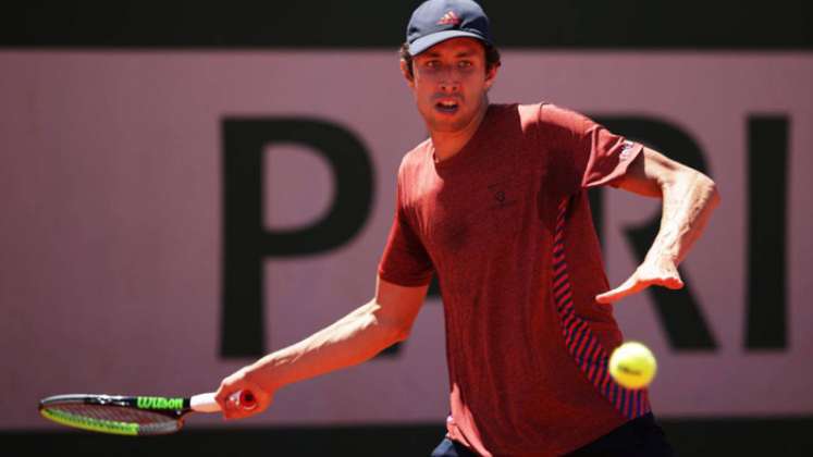 Daniel Galán durante su juego por primera ronda del cuadro principal de Roland Garros. / Foto: Getty Images - Adam Pretty