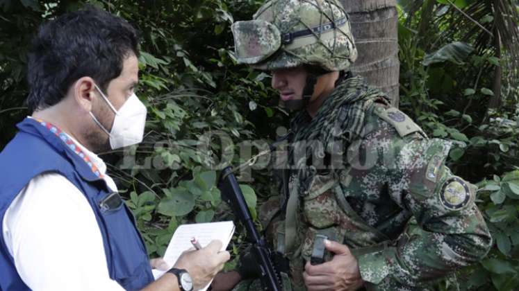 Los soldados permanecieron resguardados por la guardia campesina, mientras arribaron funcionarios de la Defensoría del Pueblo. / Foto: Alfredo Estévez