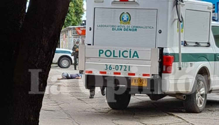 Miembros de la Brigada Interinstitucional de Homicidios adelantan la inspección en la escena del crimen.
