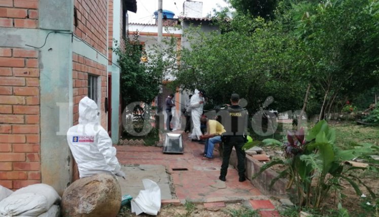 Un nuevo hecho de sangre se registró en Cúcuta este lunes, el segundo conocido durante el día. El homicidio ocurrió en la urbanización La Aurora, adyacente al barrio Gaitán, y la víctima es un hombre, quien fue hallado sin vida en la parte trasera de su vivienda. / Foto: Laura Serrano